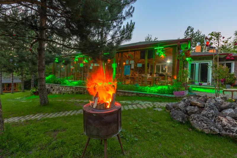 Ahşap masada restoran sunumu